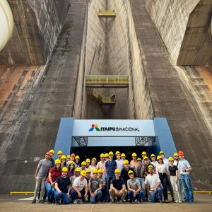 Estudiantes de la UPTP Visitan la Central Hidroeléctrica Itaipú Binacional para Fortalecer su Formación Práctica